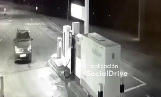 Spain: Driver forgets to apply the handbrake at a gas station and causes an accident (+VIDEO)