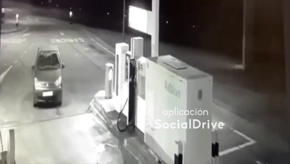 Spain: Driver forgets to apply the handbrake at a gas station and causes an accident (+VIDEO)