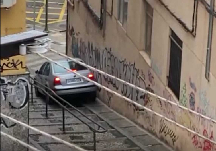 Spain: Driver goes down the stairs with his car on a street in Cuenca (+Video)