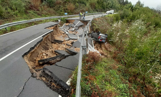 Spain: Highway sinks and swallows a car in Pontevedra