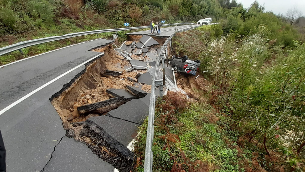 Spain: Highway sinks and swallows a car in Pontevedra