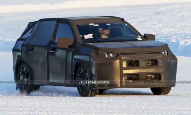 Spy images of the Peugeot 2008 2025 with heavy camouflage that would arrive in South America