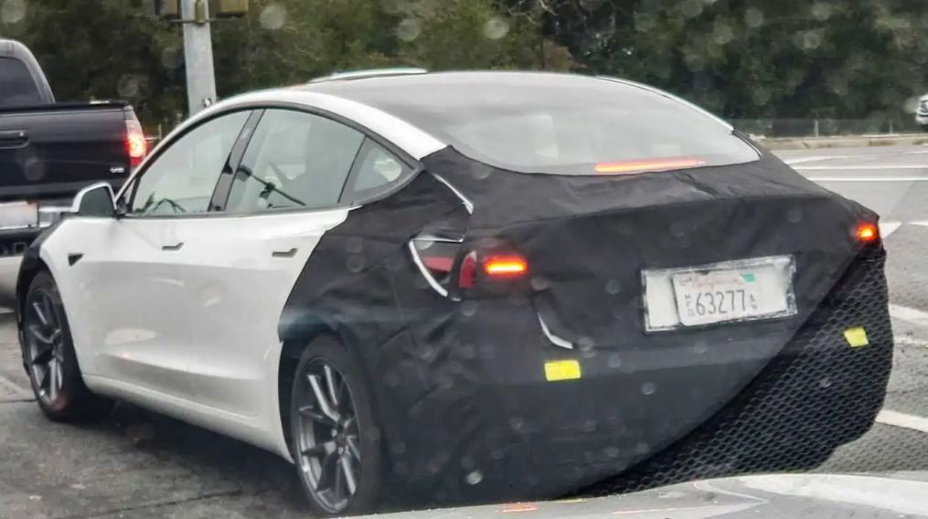 Spy images of the renewed Tesla Model 3 with little camouflage