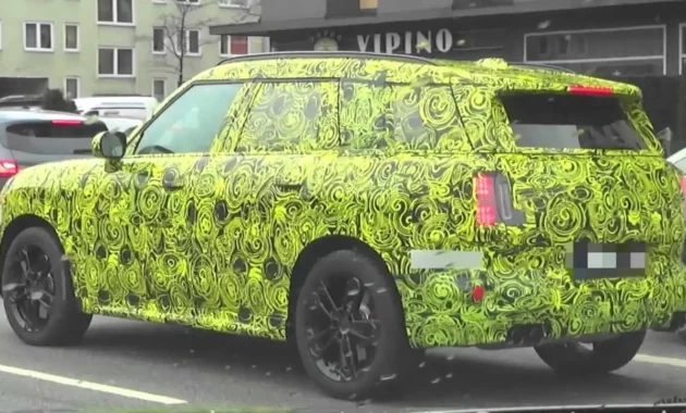 State-of-the-art Mini Countryman is spied on in traffic