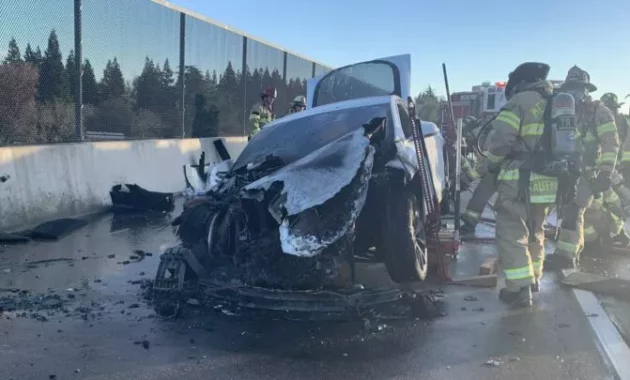 Tesla Model S caught fire on a California highway and they needed more than 20,000 liters of water to put it out