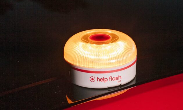 The DGT connected V16 light will be mandatory, and Vodafone already has its own for €49.99