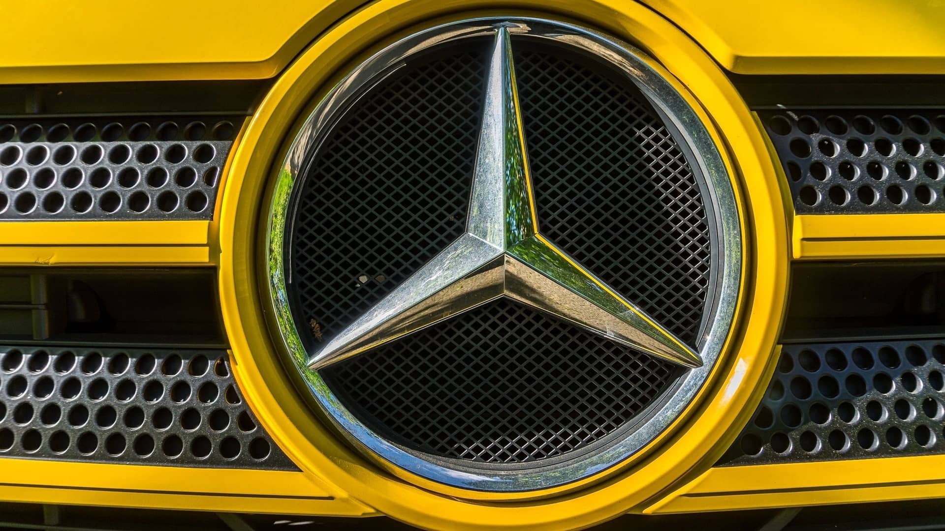 The Mercedes logo is the perfect representation of a brand that has transcended time thanks to its technology and respect for its customers.