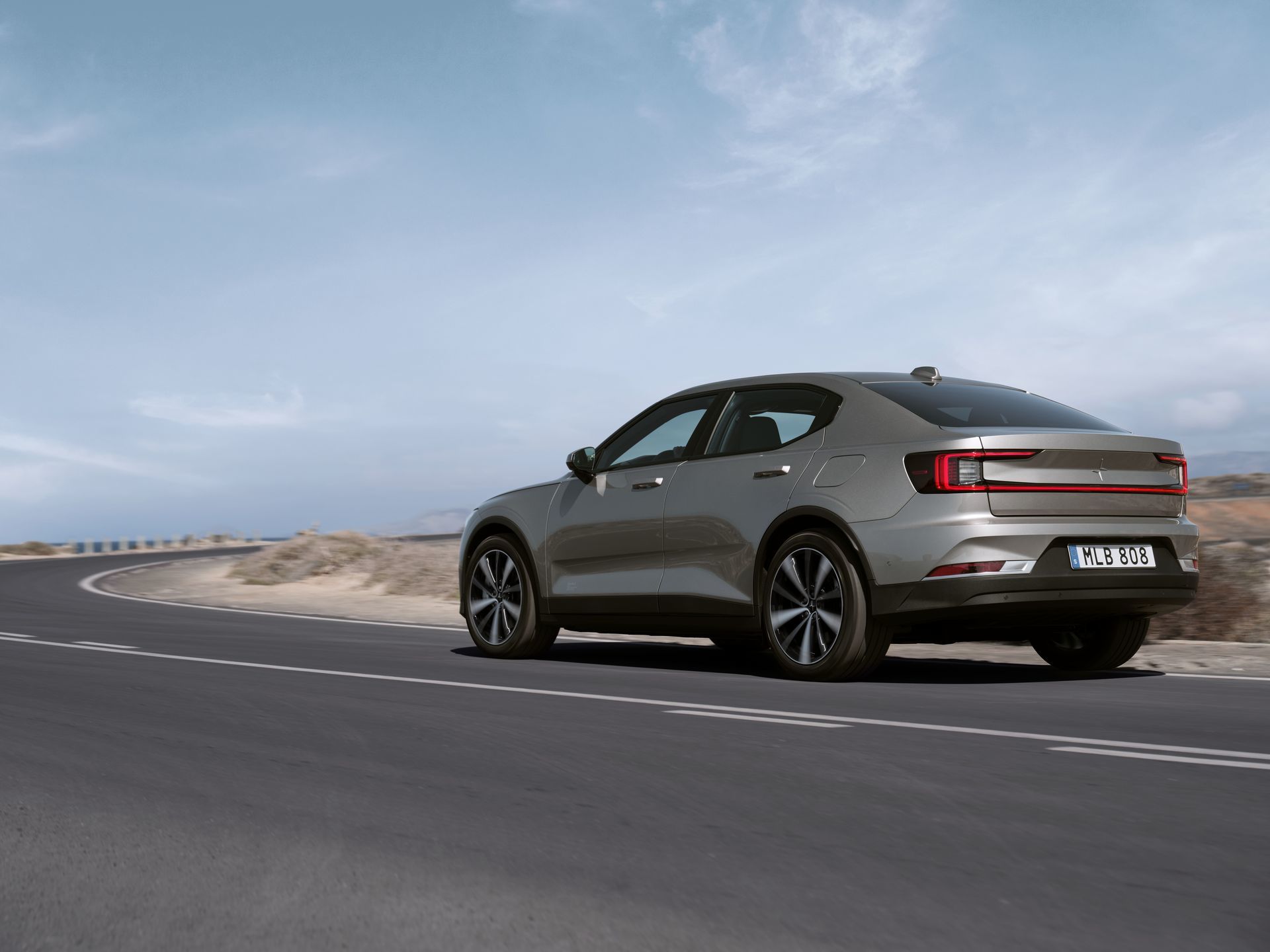 The Polestar 2 responds to Tesla's offensive with improvements in features and equipment, but also with a price increase