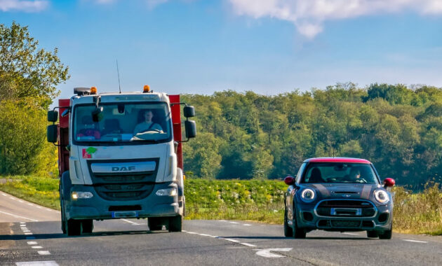 The high mortality on conventional roads reopens the debate: do we have to recover 20 km/h to overtake?
