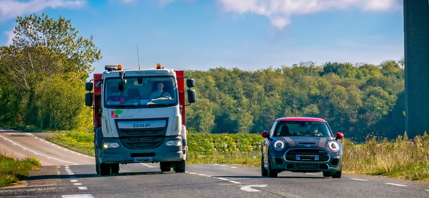 The high mortality on conventional roads reopens the debate: do we have to recover 20 km/h to overtake?