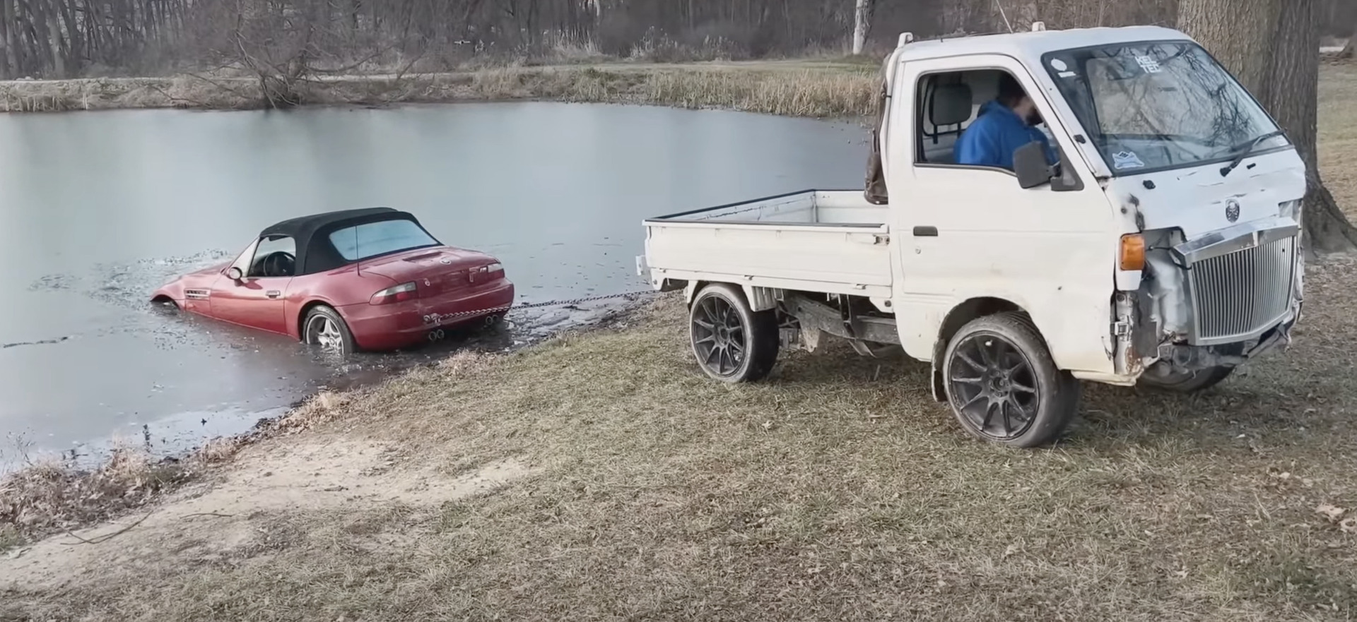 This BMW Z3 M drowned in a lake will not return to the road, but it has had a nice and clean finish (+ video)