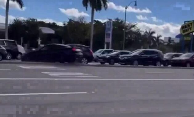 USA: Ford Mustang driver loses control and crashes before a police officer watches (+VIDEO)