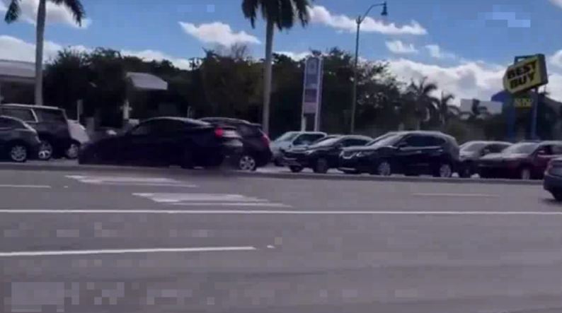 USA: Ford Mustang driver loses control and crashes before a police officer watches (+VIDEO)