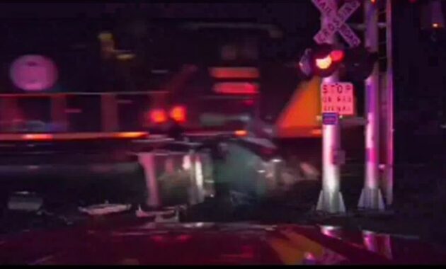 USA: Michigan firefighters rescue driver before his Jeep is crushed by a train
