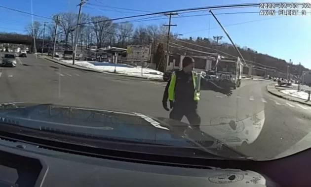 USA: Officer is fired for yelling at a driver for not stopping in Connecticut (+VIDEO)