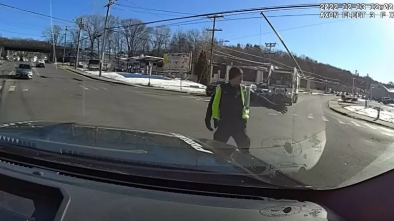 USA: Officer is fired for yelling at a driver for not stopping in Connecticut (+VIDEO)