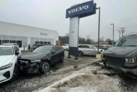 USA: Pickup Truck Driver Crashes into Volvo Dealership, Destroys Five Cars