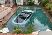 USA: Tesla ends up at the bottom of a pool in Pasadena, California (+VIDEO)