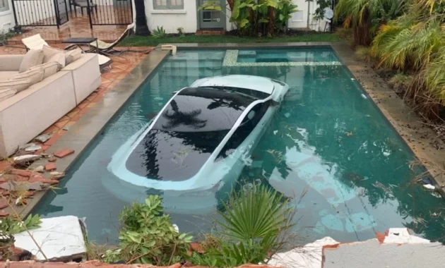 USA: Tesla ends up at the bottom of a pool in Pasadena, California (+VIDEO)