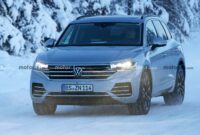 VW Touareg फेसलिफ्ट यूरोप में लगभग बिना कैमो के जासूसी कर रही है