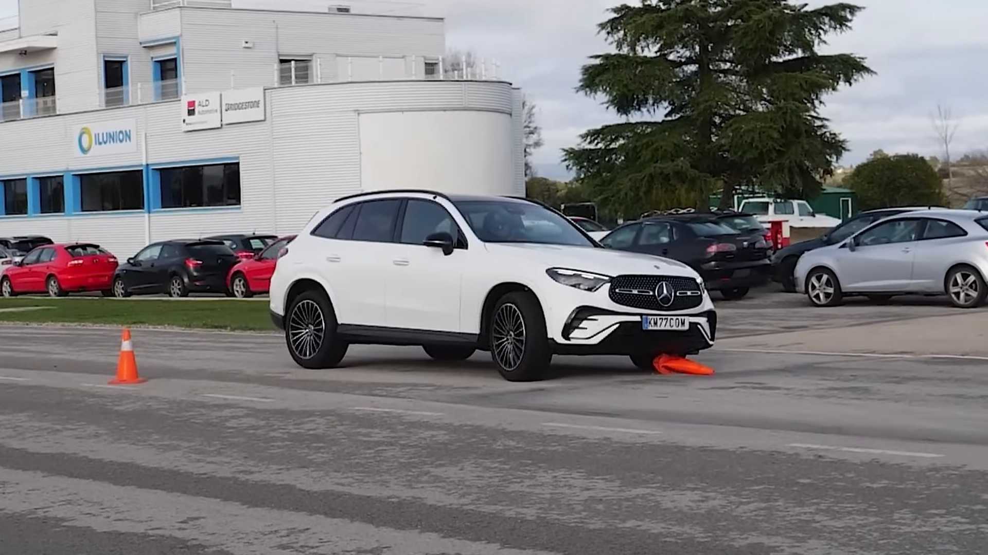 Vea cómo se desempeña el Mercedes-Benz GLC-Class 2023 en la prueba Moose