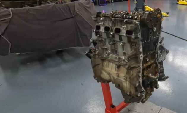 Vea el interior del motor de cuatro cilindros del Toyota Camry con 300,000 millas