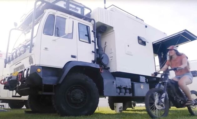 Vehículos militares convertidos en campers de bricolaje listos para cualquier cosa