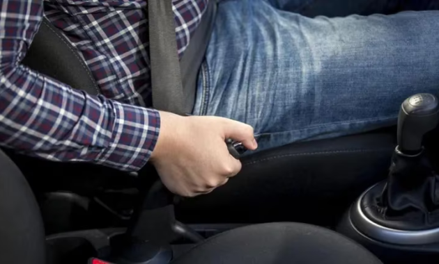 What happens if I drive with the parking brake?