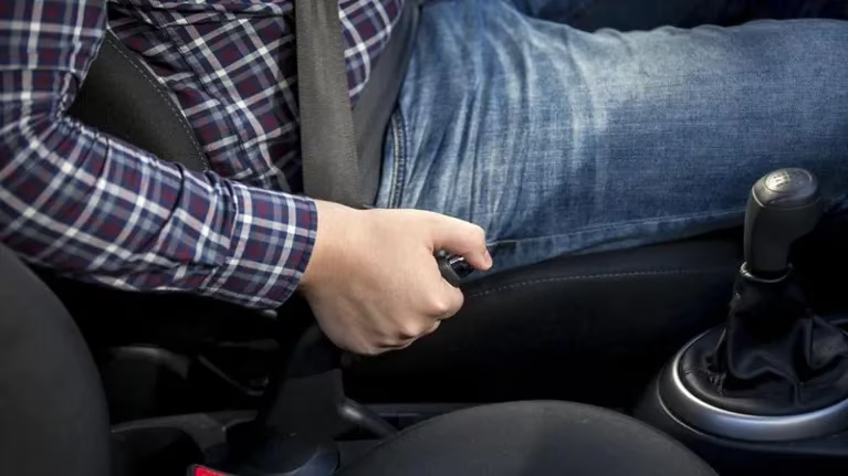 What happens if I drive with the parking brake?