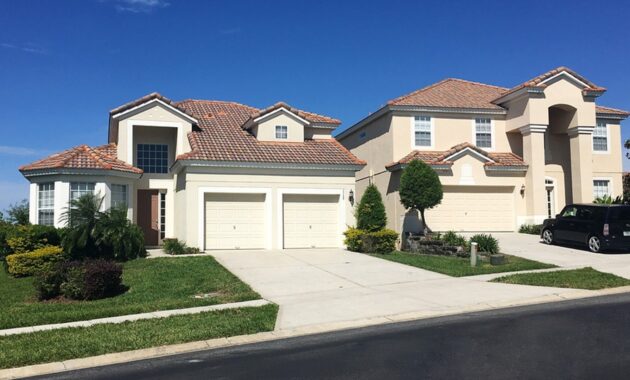 What is a closed garage, and what does it have to do with or how is it different from a community or individual one?