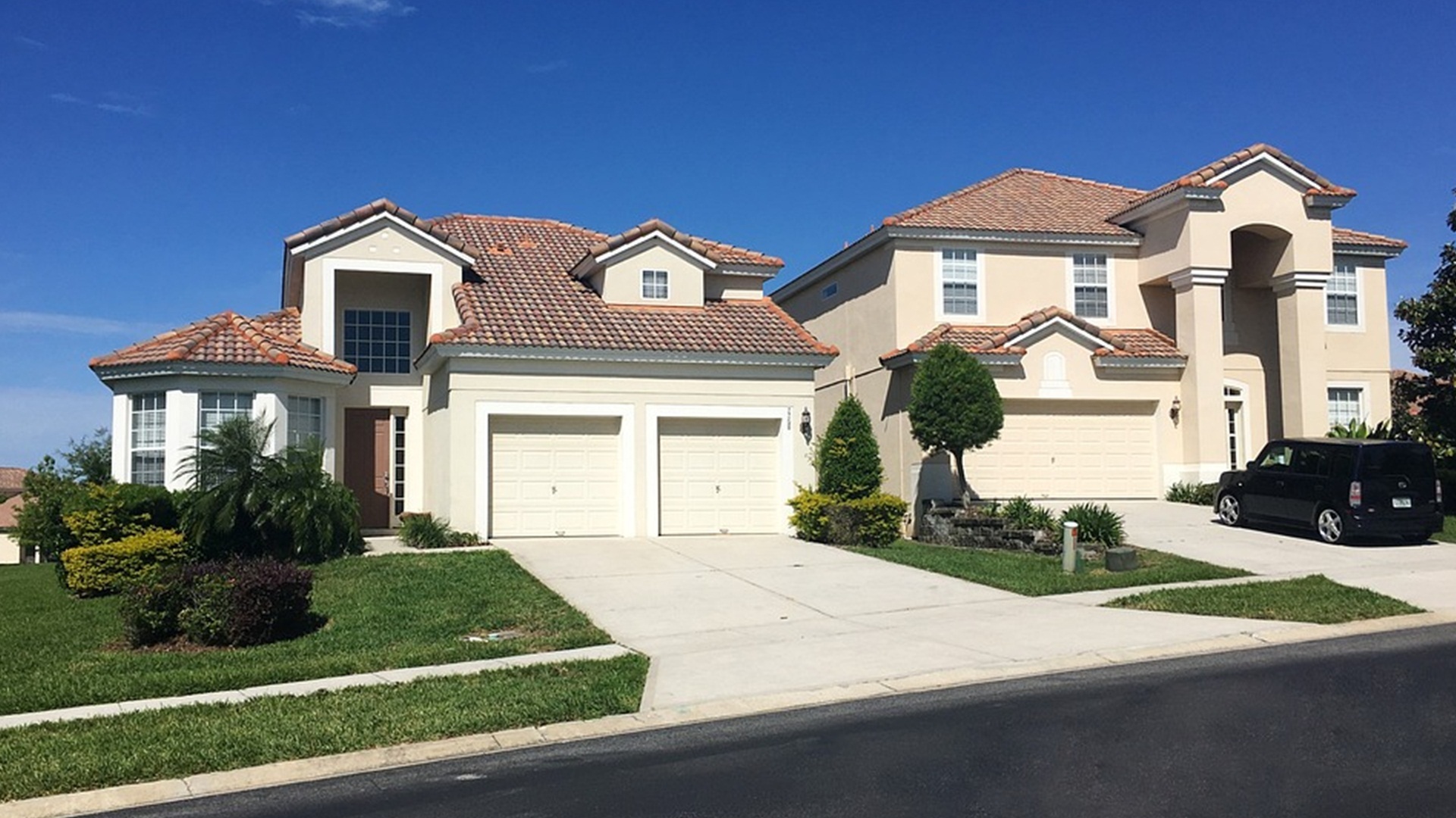 What is a closed garage, and what does it have to do with or how is it different from a community or individual one?