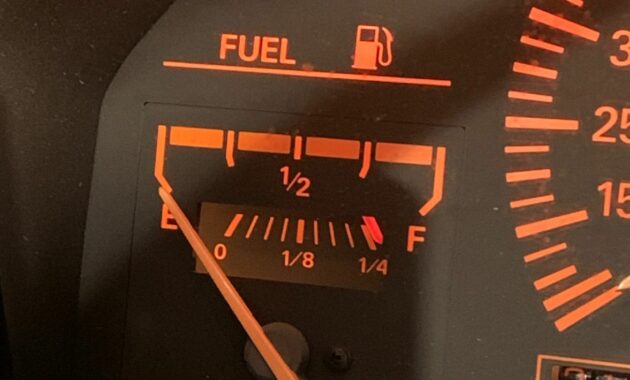 Why did the Nissan 300ZX have two gauges for the fuel level?