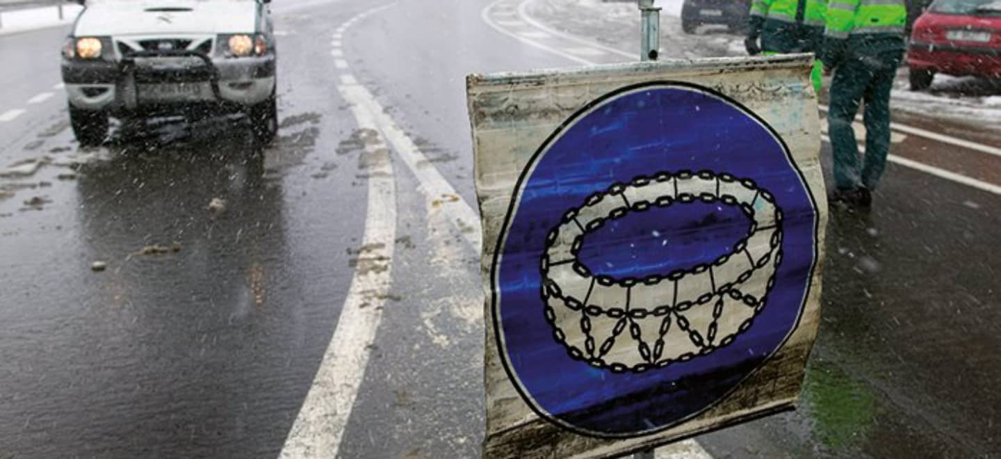 Why will the DGT fine you: for not wearing snow chains, for not using them... or for both?