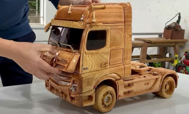 Wooden Replica of Mercedes‑Benz Actros Made to Welcome the New Year