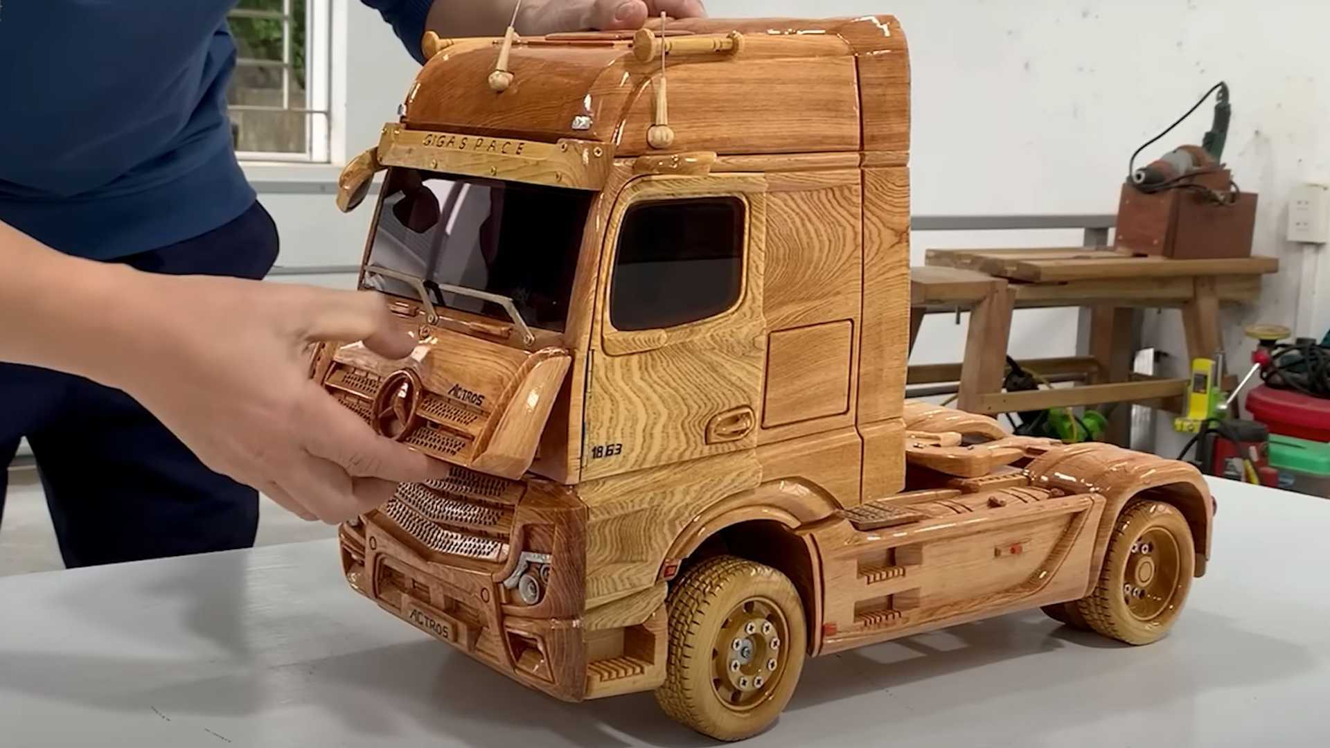 Wooden Replica of Mercedes‑Benz Actros Made to Welcome the New Year