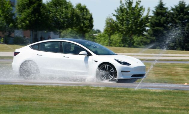 ¿Cómo se comportan los neumáticos originales de EV frente al caucho de repuesto?  Estantería de neumáticos Buscar