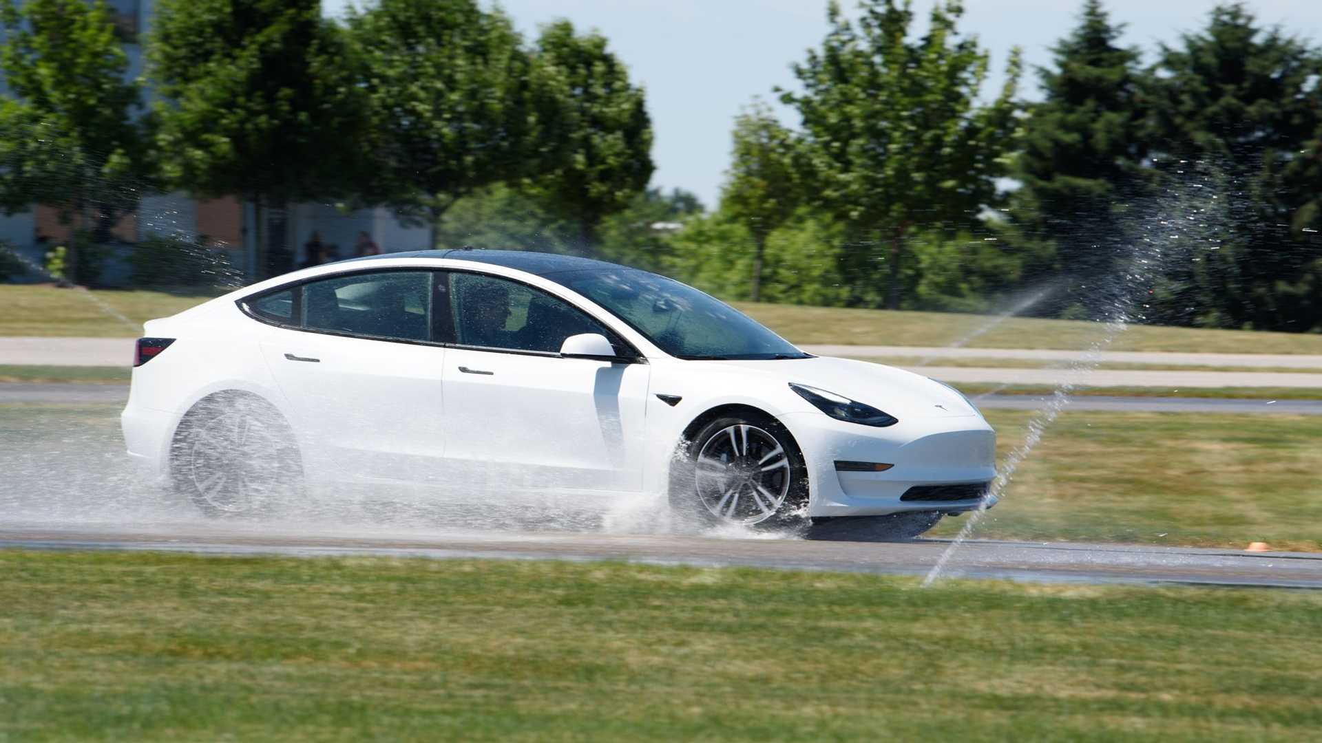 ¿Cómo se comportan los neumáticos originales de EV frente al caucho de repuesto?  Estantería de neumáticos Buscar