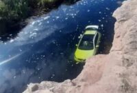 Chile: Driver loses control of his car and ends up submerged in the Loa river in Calama