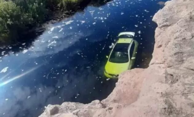 Chile: Driver loses control of his car and ends up submerged in the Loa river in Calama