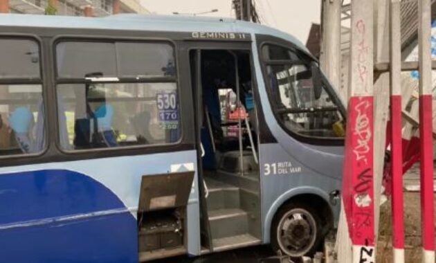 Chile: Traffic accident in Concepción ends with bus embedded in local