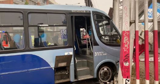 Chile: Traffic accident in Concepción ends with bus embedded in local