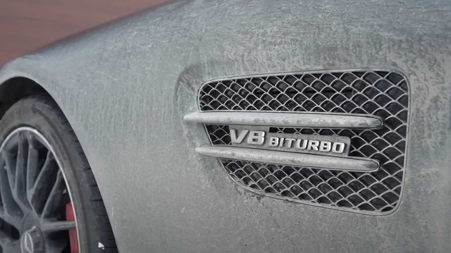 El Mercedes-AMG GT S usado durante el invierno recibe la limpieza que se merece