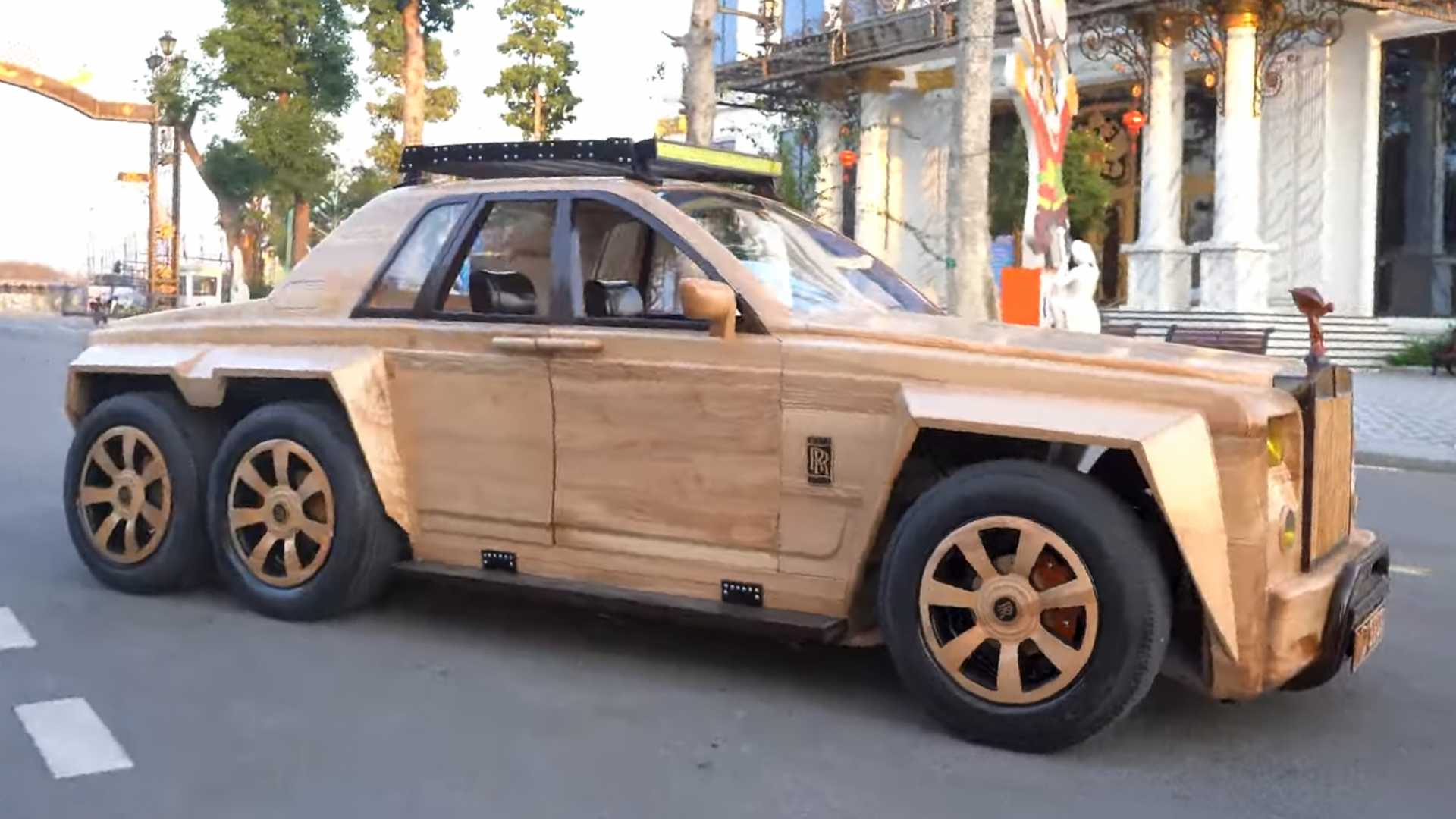 El Rolls-Royce de madera de seis ruedas es un gran juguete que se puede montar