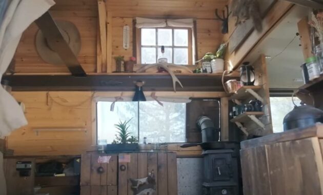 El convertible VW Vanagon Camper es un viajero de madera con techo elevado