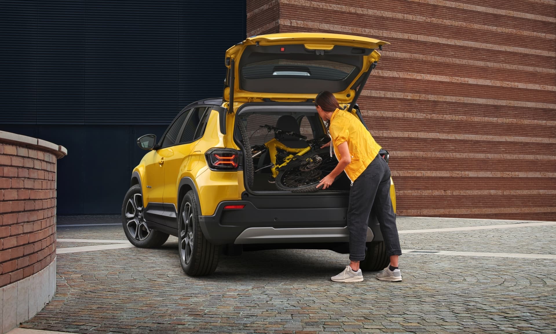 It is the Car of the Year in Europe, it costs 21,800 euros and wants to be the bargain of February