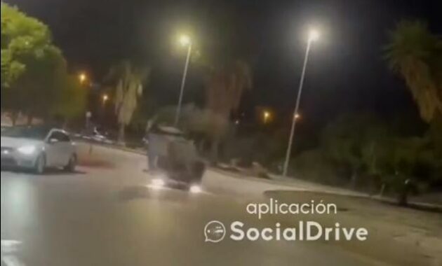 Spain: Driver is arrested after overturning in a roundabout in Malaga;  an occupant was sitting in the window