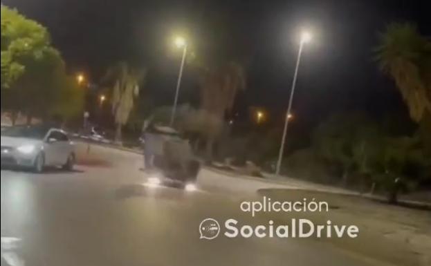 Spain: Driver is arrested after overturning in a roundabout in Malaga;  an occupant was sitting in the window