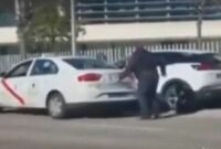 Spain: Taxi driver takes a crutch out of the trunk and hits a driver in a traffic fight (+VIDEO)