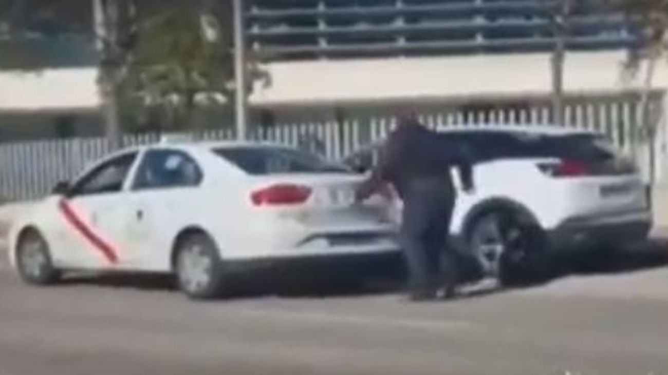 Spain: Taxi driver takes a crutch out of the trunk and hits a driver in a traffic fight (+VIDEO)