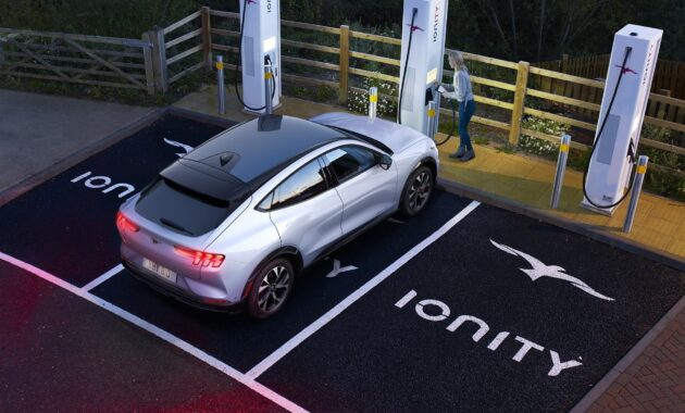 The Ford Mustang Mach-E lowers its price by almost 12,000 euros